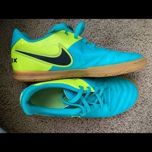 NIKE TIEMPOX Indoor Soccer Shoes (LIKE NEW)